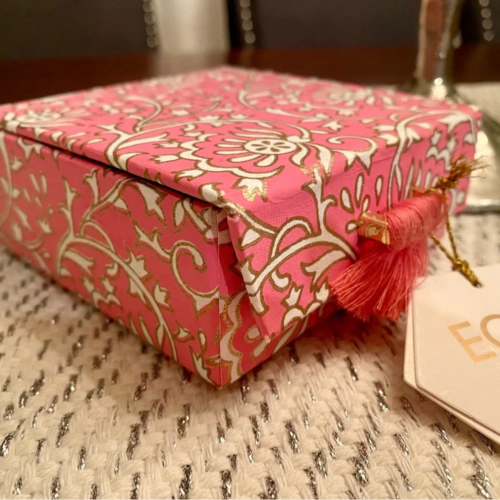 NWT! Jewelry box in beautiful pink, white and golden print